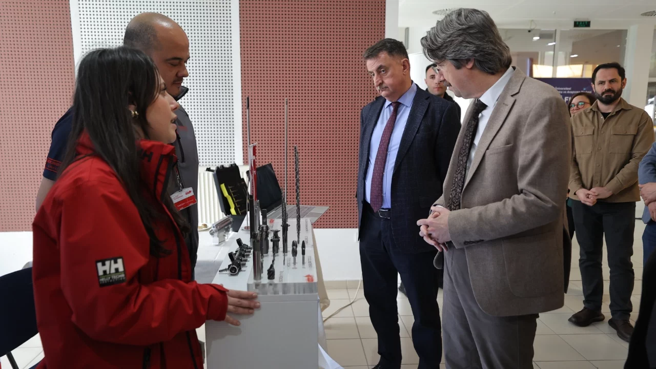 BUÜ Teknoloji Fuarı teknoloji firmalarıyla öğrencileri aynı alanda buluşturdu