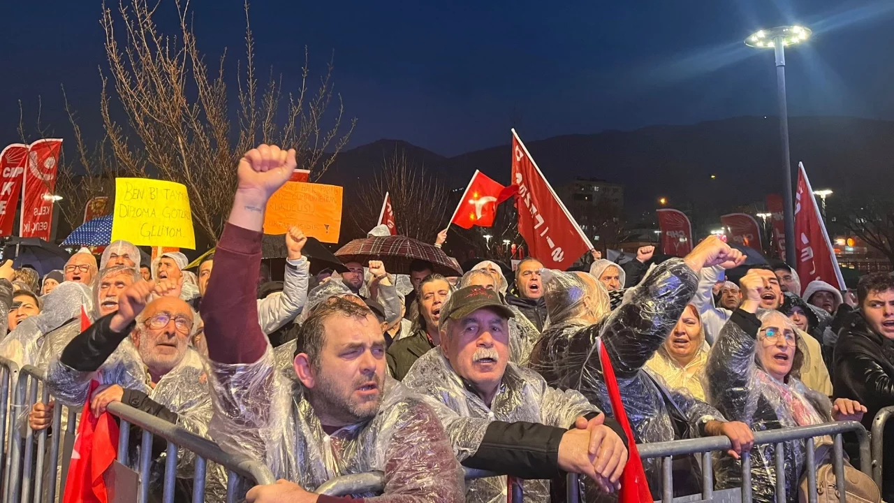 Bursa'da vatandaşlar Bozbey'e destek için belediyenin önünde toplandı!