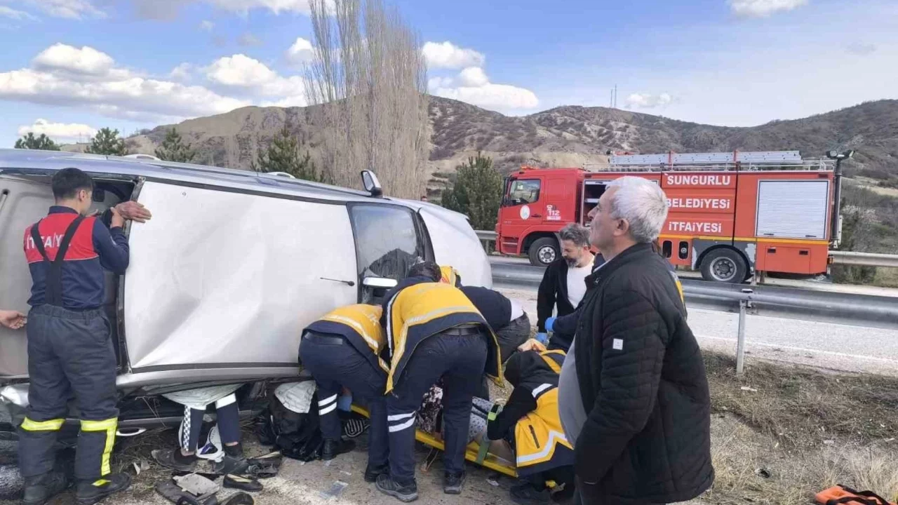 Çorum'da otomobil devrildi: 3 yaralı