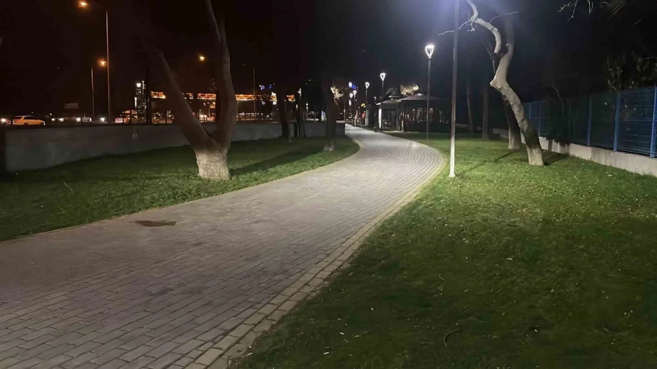 Parkta bıçaklı kavga: 3 yaralı