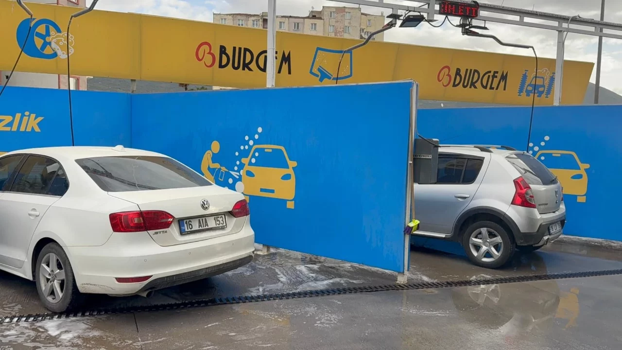 Bursa'ya çamur yağdı: Oto yıkamacılarda uzun kuyruklar oluştu