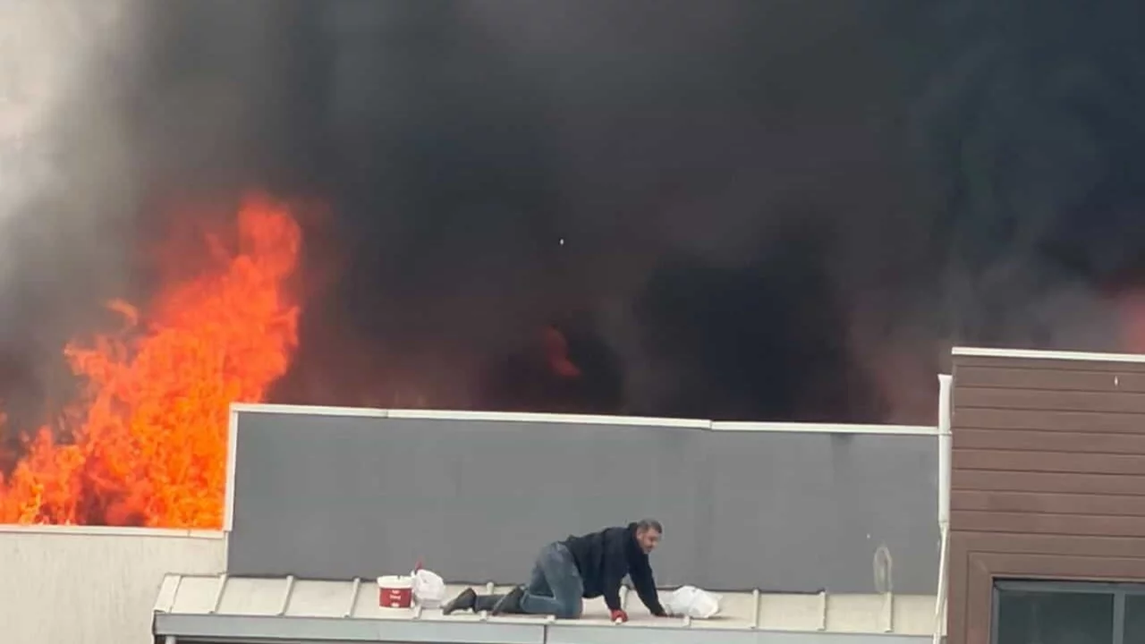 Bursa'da 8 katlı sitede çıkan yangında can pazarı!