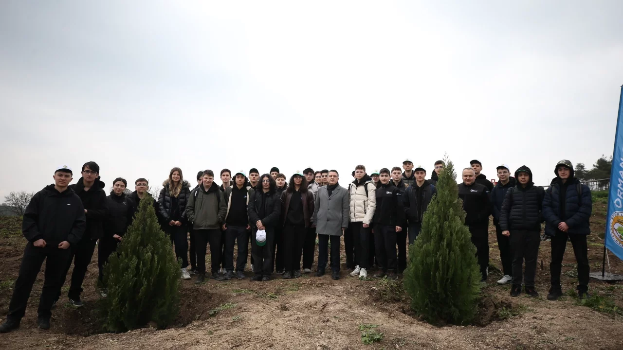 Lise öğrencileri Bursa Uludağ Üniversitesi Yerleşkesi'nde yanan orman arazisine toplam 135 fidan ...