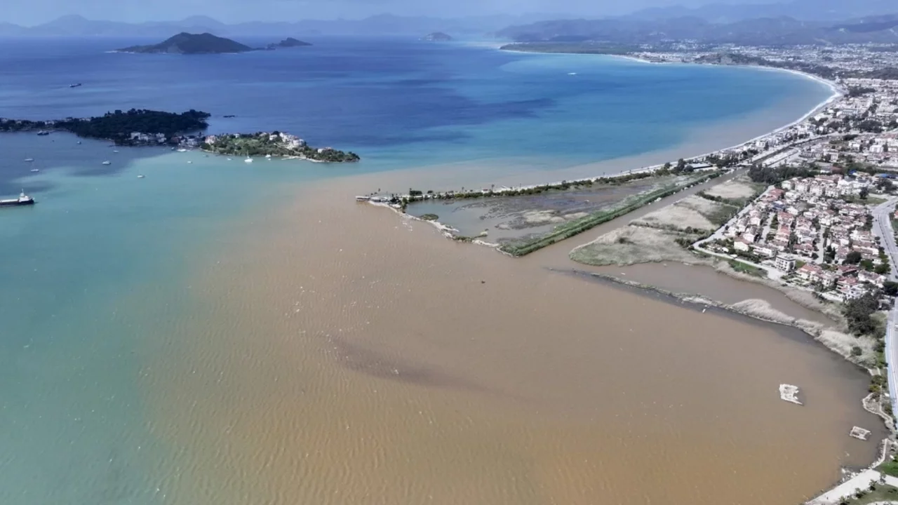 Muğla'da suyun rengi kahverengiye döndü