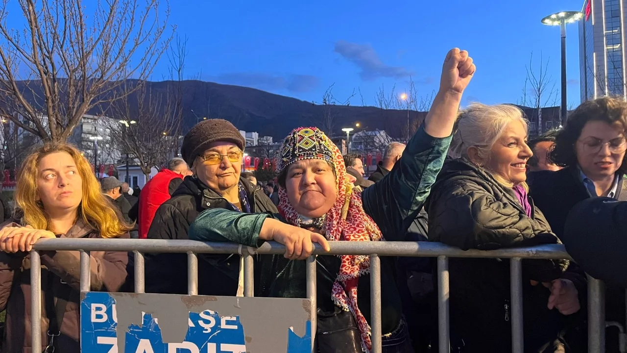 Bursa'da vatandaşlar üçüncü gün de Bozbey'e destek için belediyenin önünde toplandı!