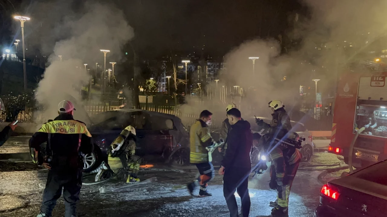 Park halindeki otomobilde çıkan yangın başka araca sıçradı