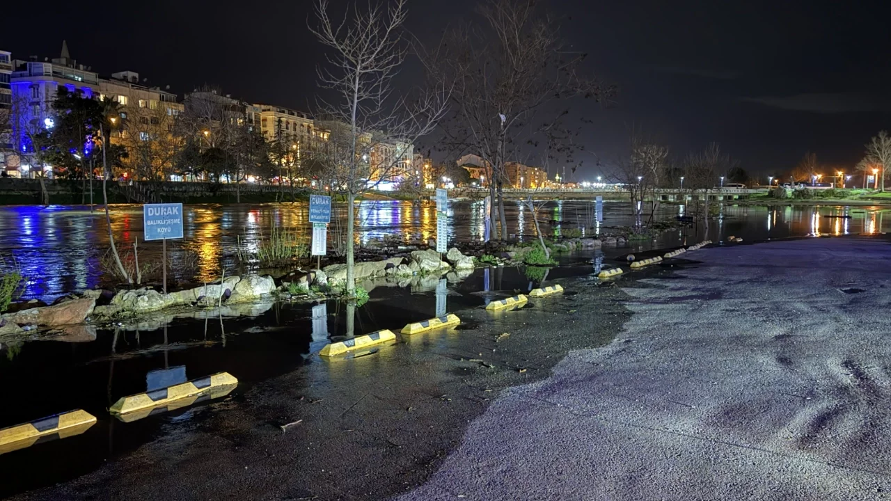 Çanakkale'de sağanak sebebiyle Kocabaş Çayı taştı