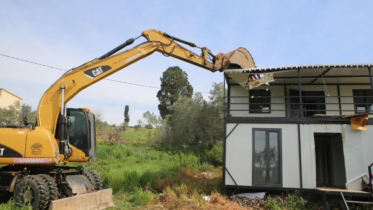 Nilüfer Belediyesi Gölyazı'da iki kaçak yapının yıkımını gerçekleştirdi