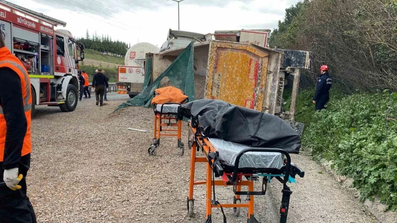 TEM'de 4 araçlı zincirleme kaza: 2 ölü