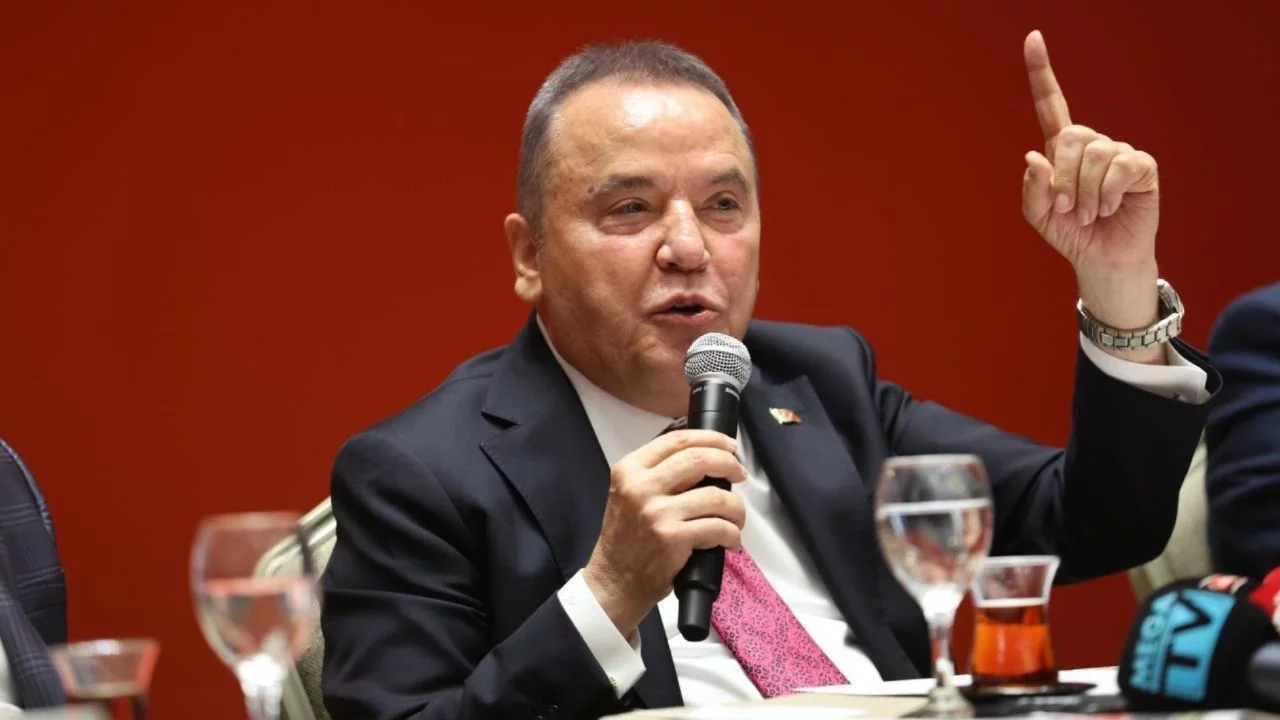 Muhittin Böcek'ten 'adaylık parası' iddialarına yanıt: "1 kuruş verdiysem şerefsizim"