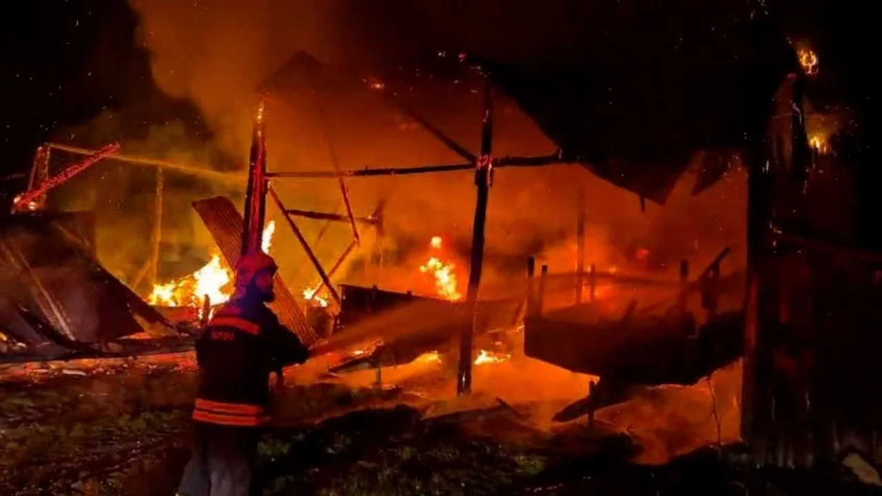 Samanlığa yıldırım düştü: Samanlık ve traktör alev alev yandı