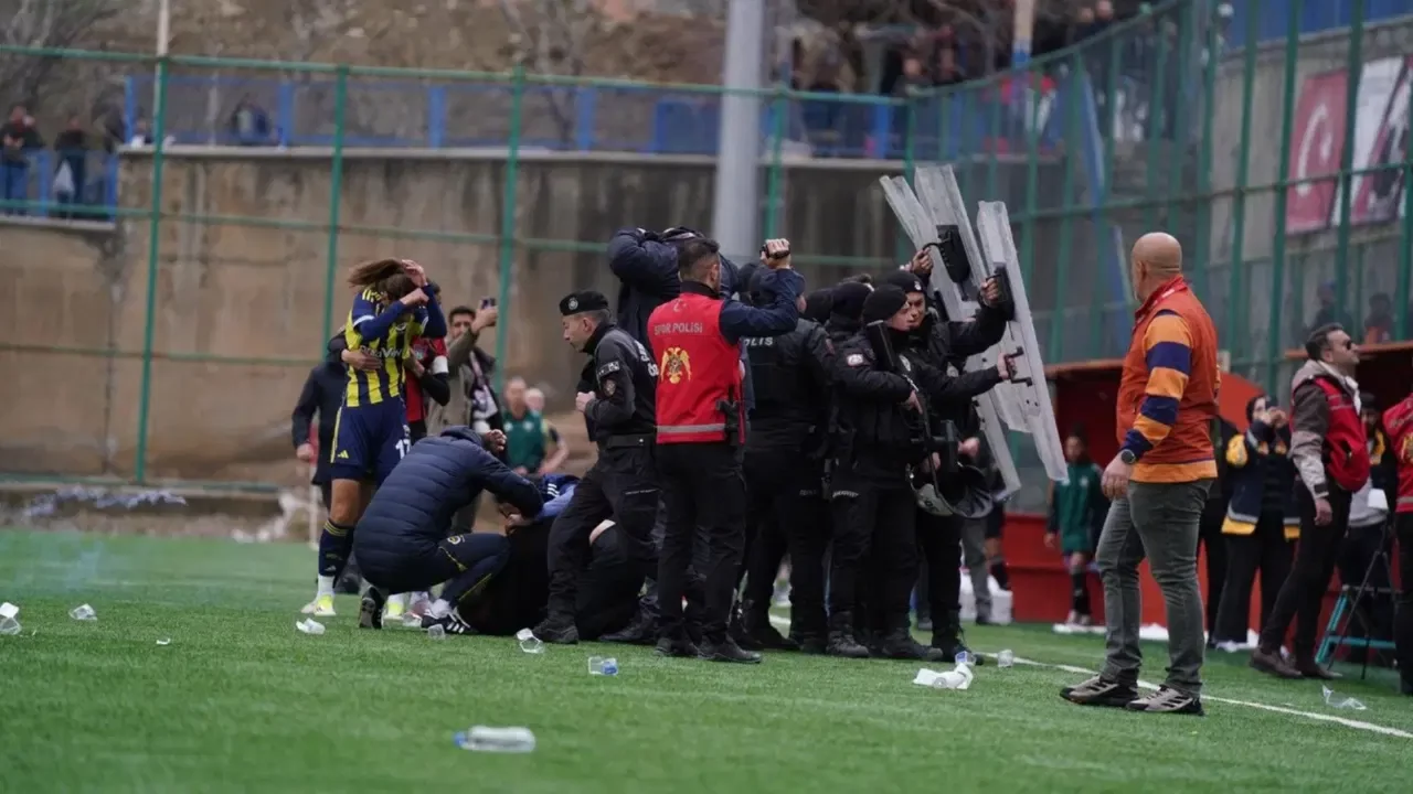 Fenerbahçe Kadın Futbol Takımı'na saldırı: 'Yolda başımıza neler gelecek bilmiyoruz'