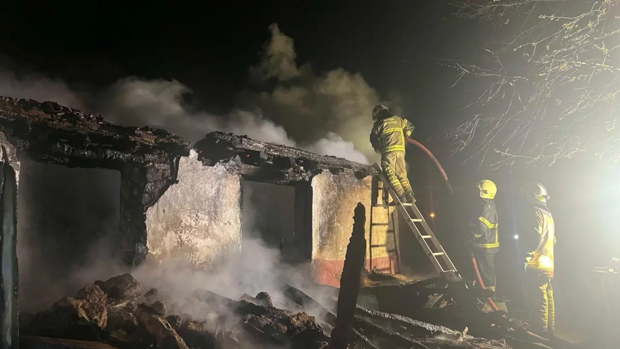 Bursa'da 2 katlı ev küle döndü