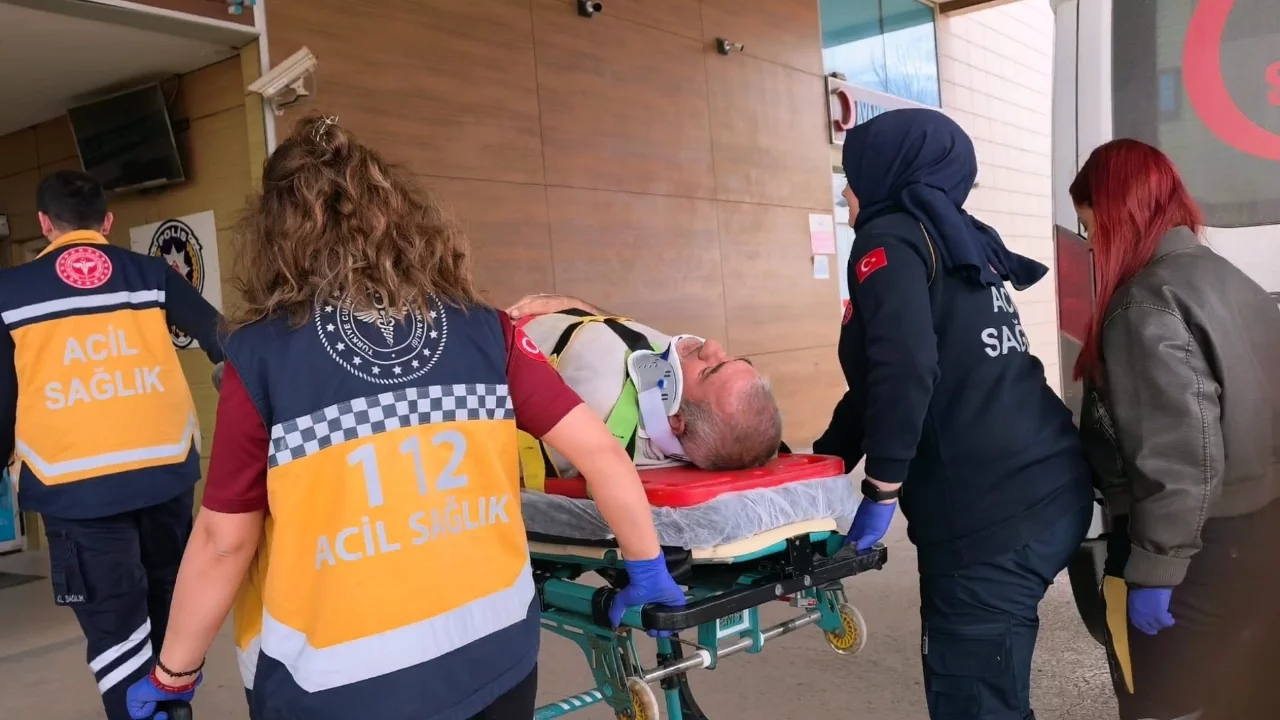 Bursa'da çatının çökmesi sonucu düşen usta yaralandı