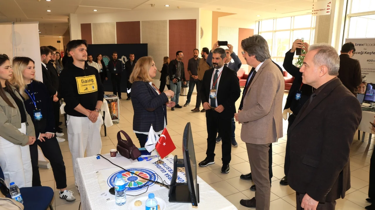 Teknoloji Fuarı'nda sektör temsilcileri öğrencilerle buluştu