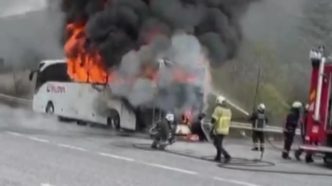 Bursa'da seyir halindeki yolcu otobüsü yandı!