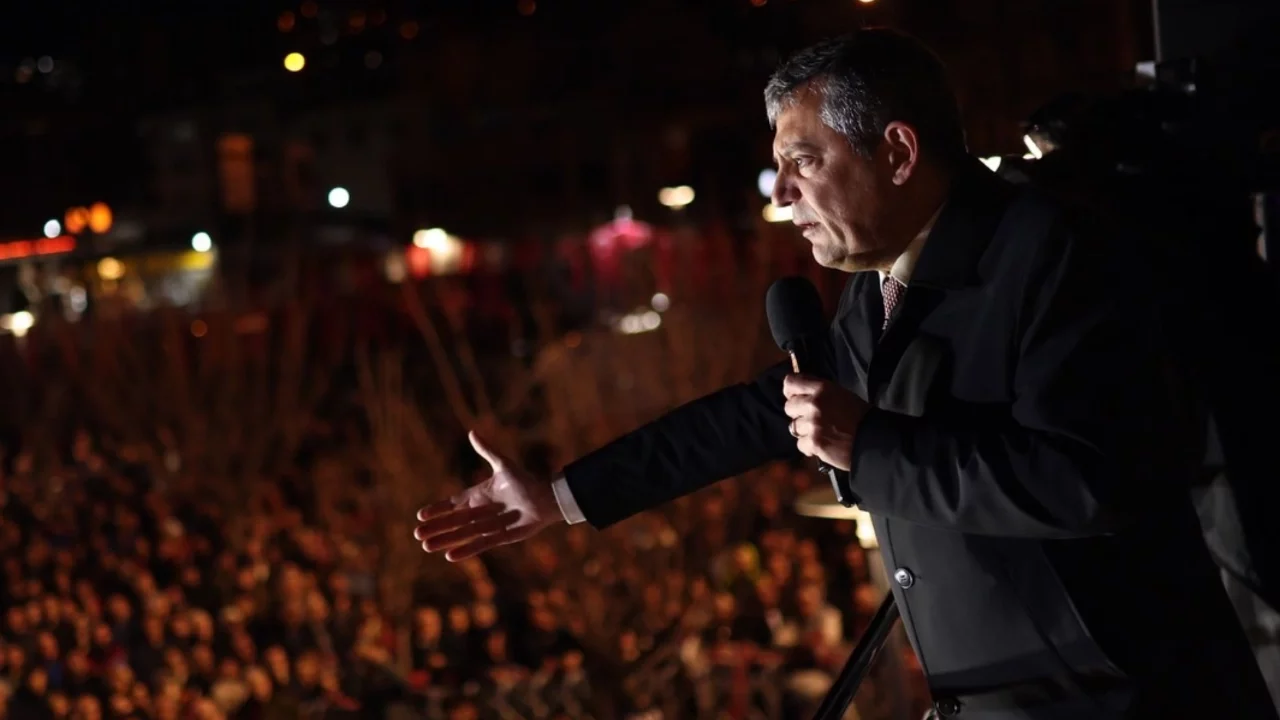 Özgür Özel: "Mustafa Bozbey'in sonuna kadar arkasındayız, sonuna kadar arkasındayız!"