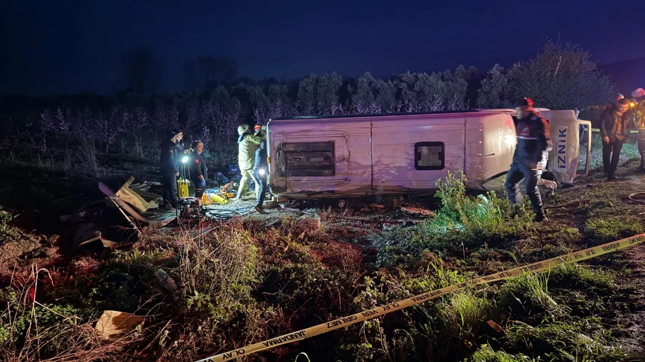 Bursa'da yolcu minibüsü devrildi! Ölü ve yaralılar var