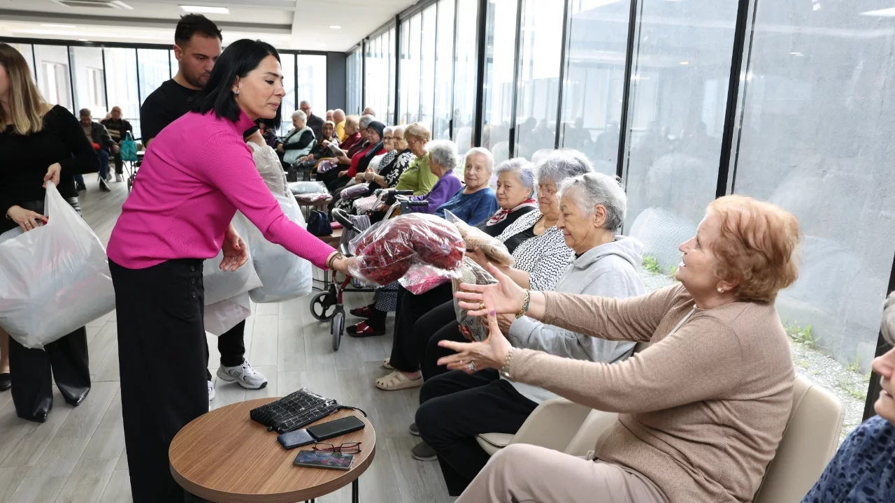 Nilüferli kadınlardan "Kalpten İlmekler İyilik Sahnesinde" projesiyle huzurevi sakinlerine gönül ...