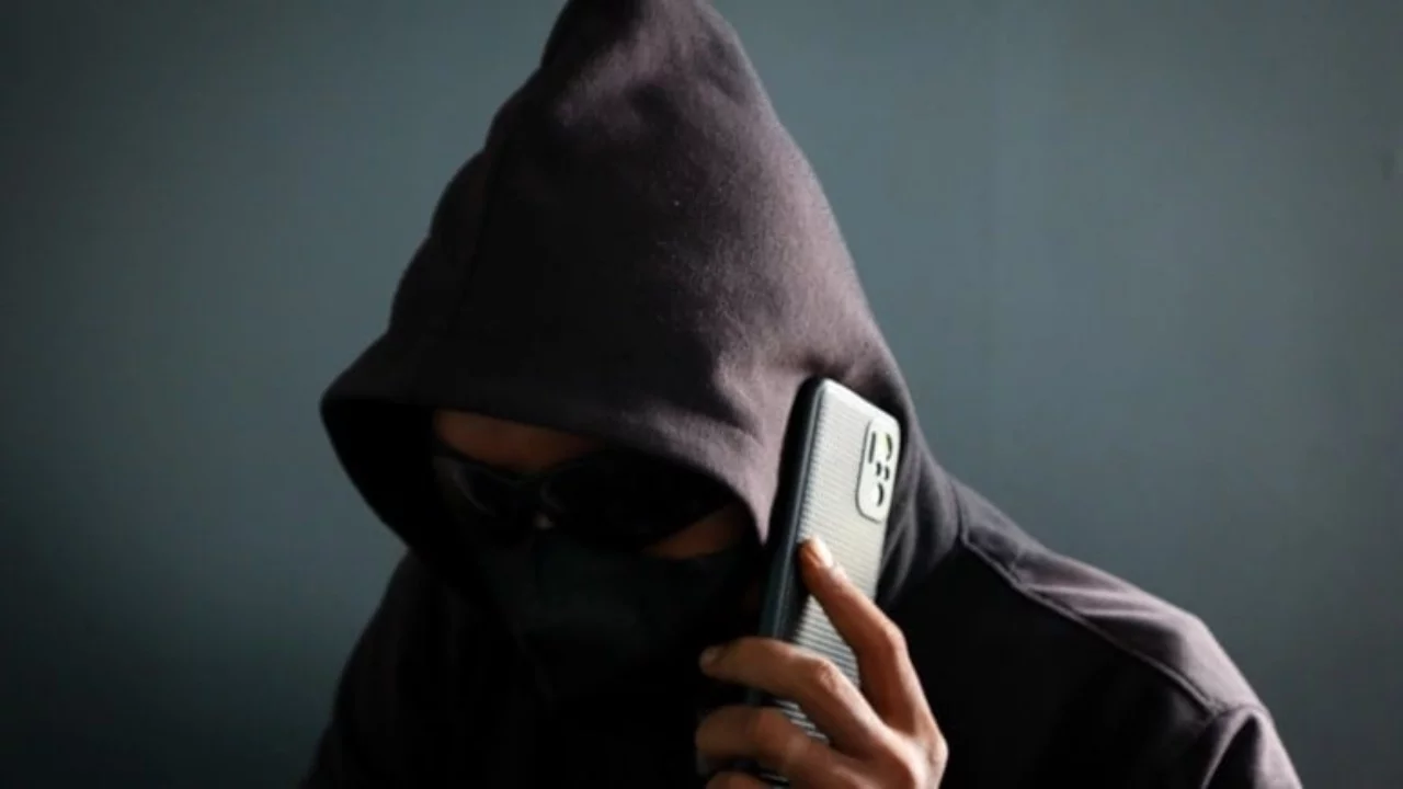 Telefon dolandırıcılarından komşusunun dikkatiyle kurtuldu