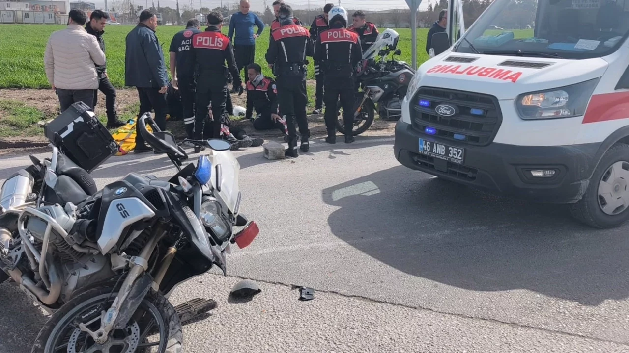 Ehliyetsiz sürücü polislere çarptı: 2 polis yaralı