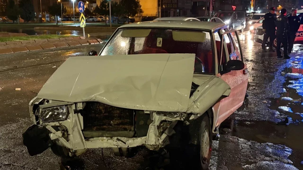 İki otomobil çarpıştı! Tofaş kağıt gibi ezildi