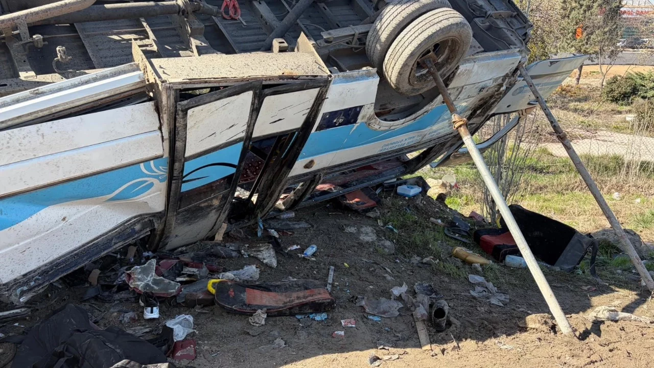 Ankara'da halk otobüsü üst geçide çarptı, ölü ve yaralılar var