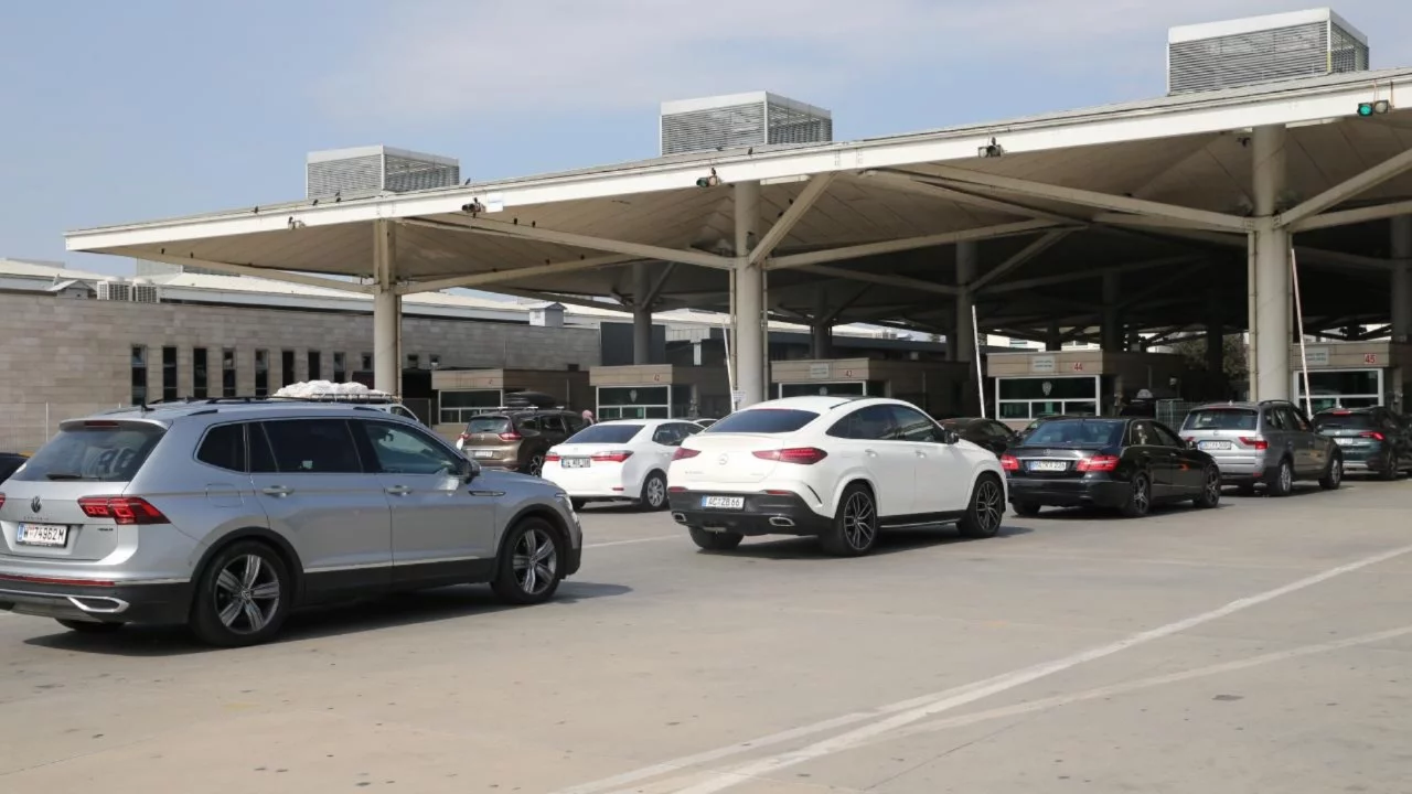 Bayram tatilinde gümrük kapılarından 323 bin yolcu giriş-çıkış yaptı