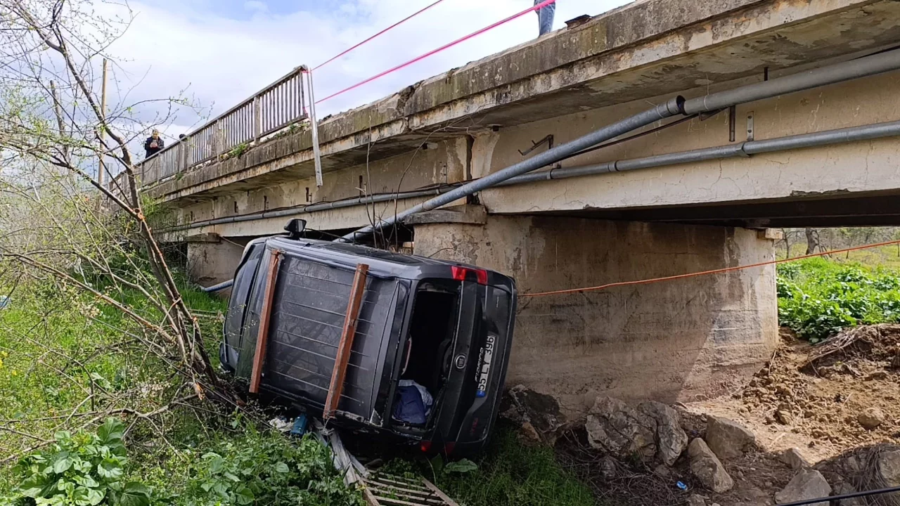 Bursa'da zincirleme kaza! 1 araç dereye uçtu: 4 yaralı