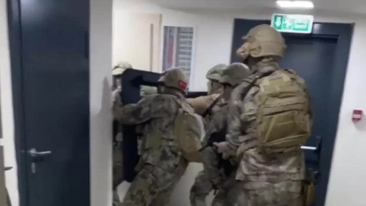 15 yıl hapis cezasıyla aranan şahıs sahte avukat kimlikleriyle yakalandı