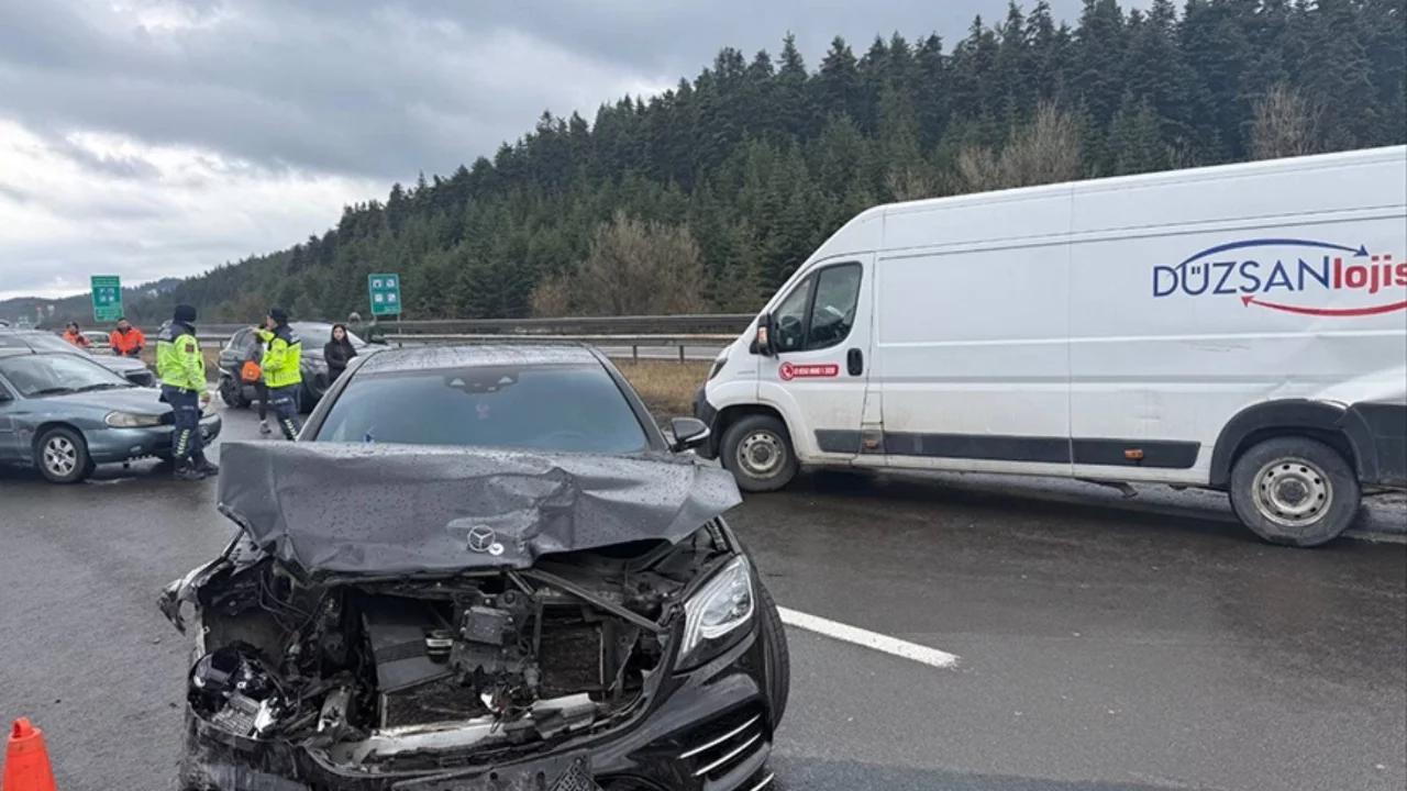 Anadolu Otoyolu'nda 9 araçlı zincirleme kaza: 6 yaralı
