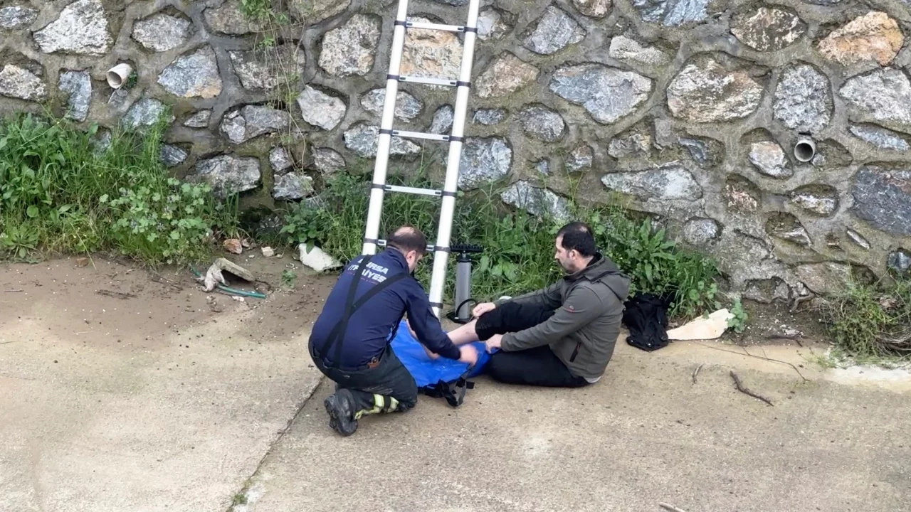 Bursa'da dereye düşen adam ekipler tarafından kurtarıldı