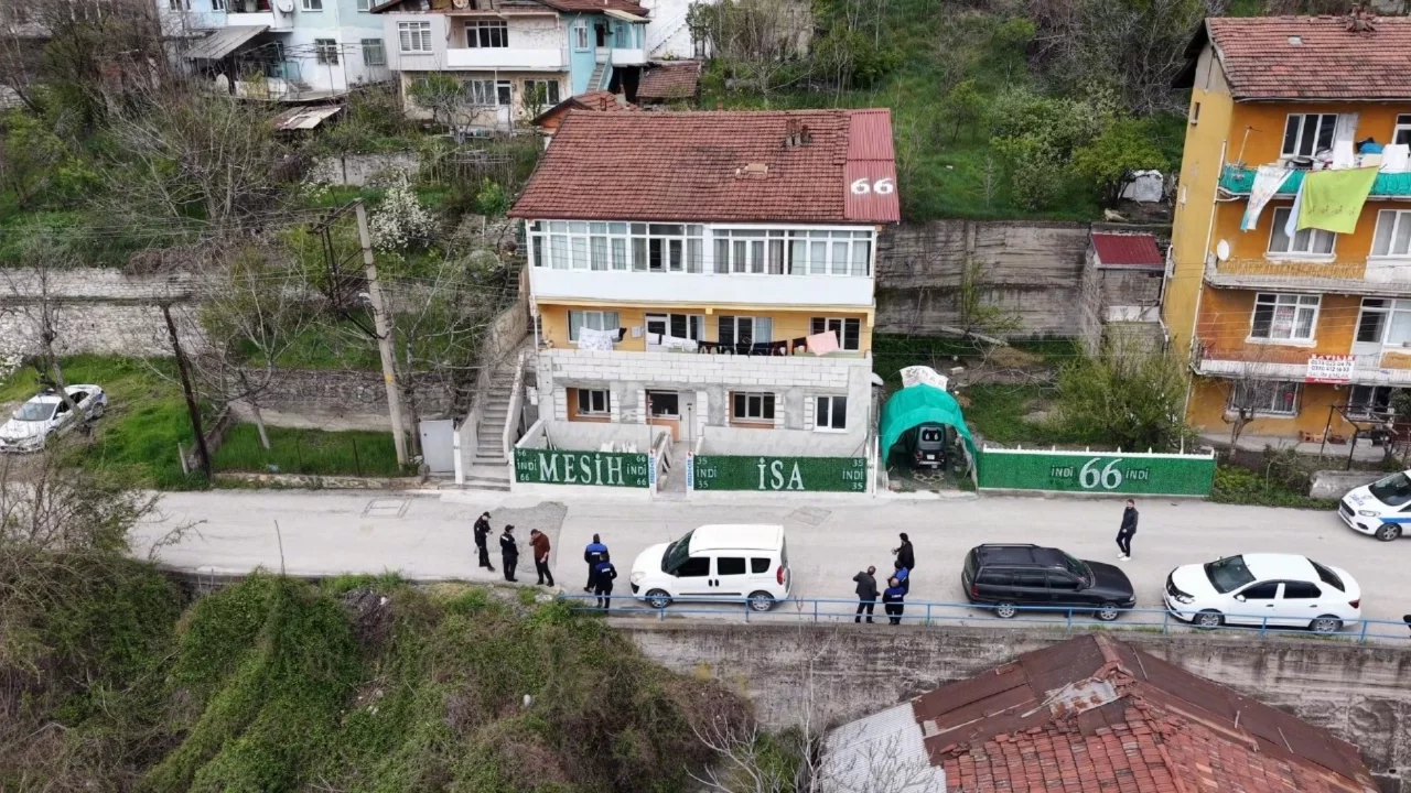 Evin çatısına ve önündeki çitlere yazılan yazılar ekipleri alarma geçirdi