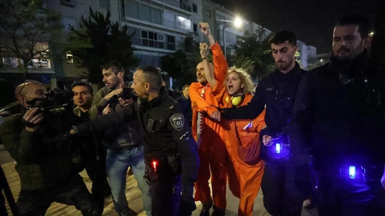 Tel Aviv'de savaş karşıtı protestocular polisin sert müdahalesiyle dağıtıldı