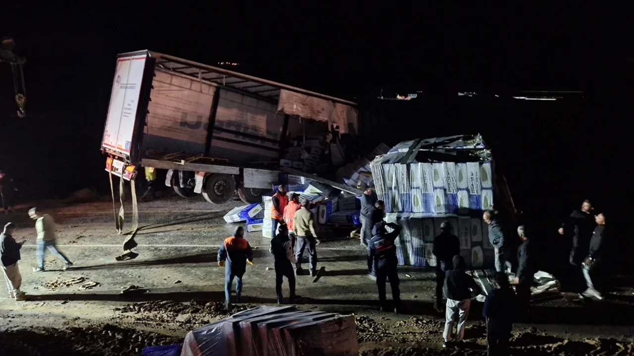 Kayan tır devrildi, Ankara-Tokat karayolu ulaşıma kapandı
