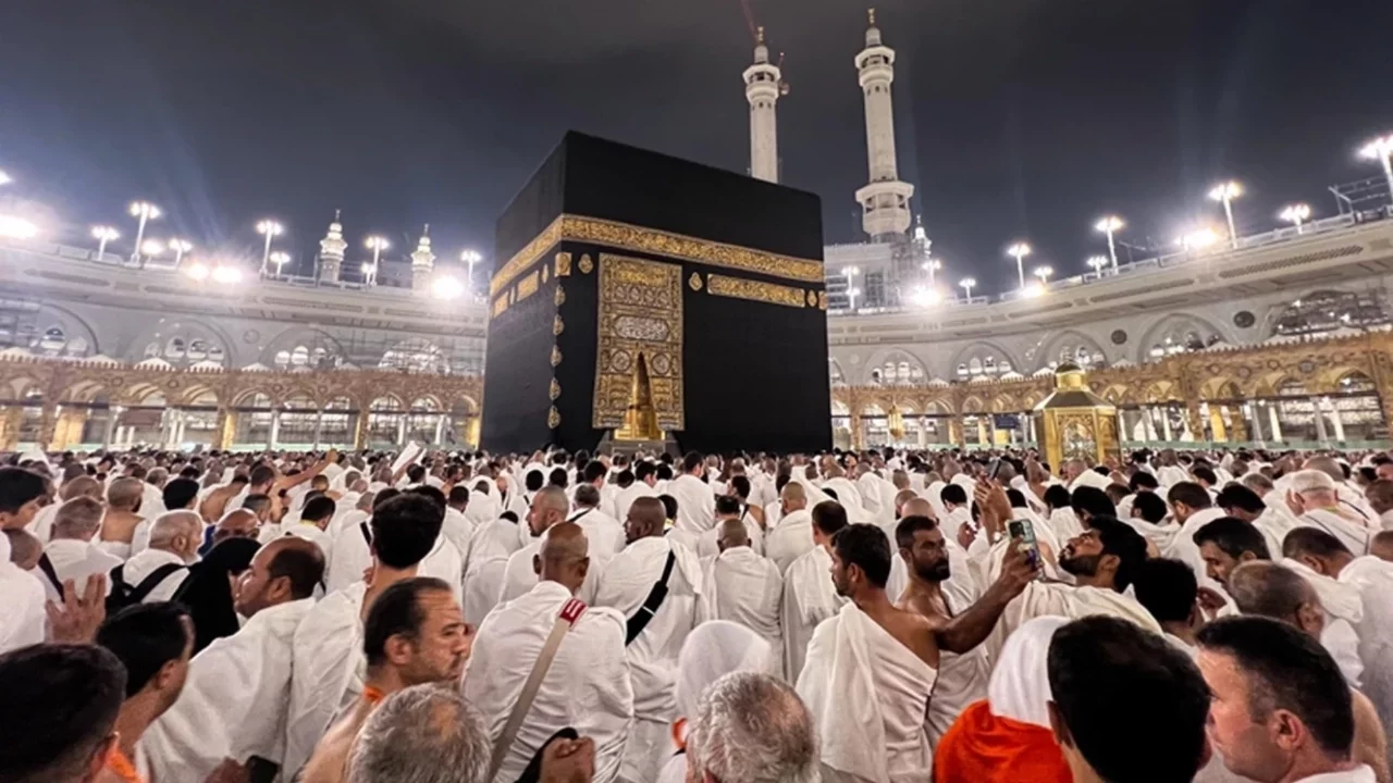 Umre'de tur şirketi battı, yüzlerce kişi mahsur kaldı