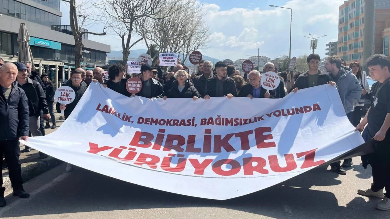Bursa'da "laik ve demokratik cumhuriyet" yürüyüşü