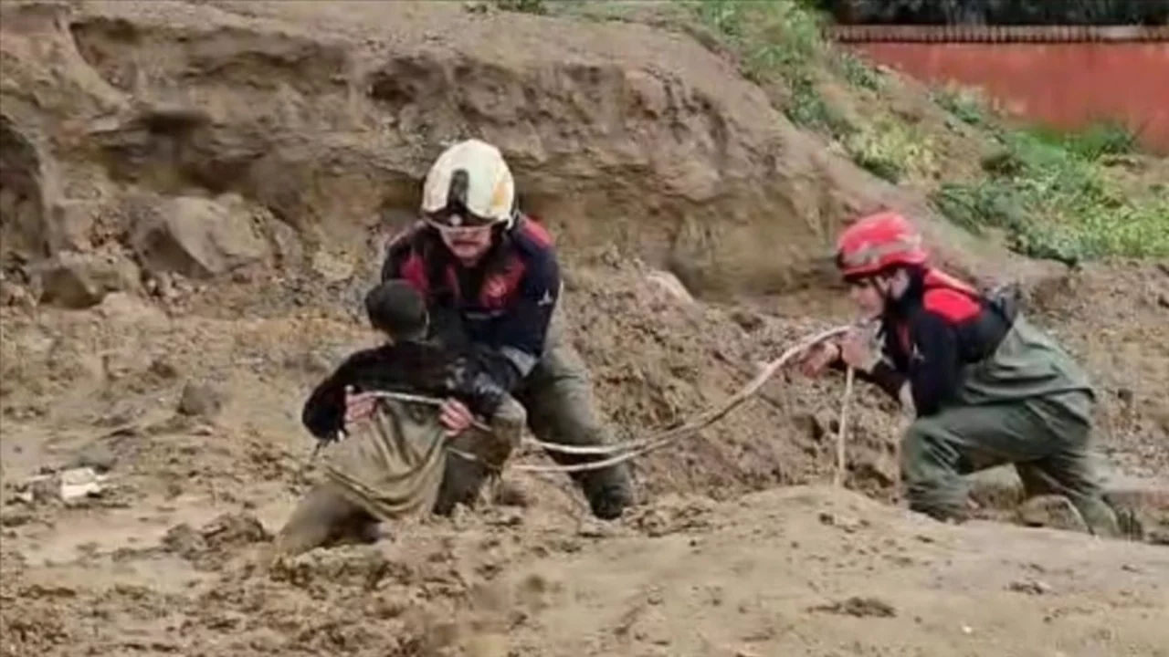 İzmir'de çamura saplanan 2 çocuk kurtarıldı