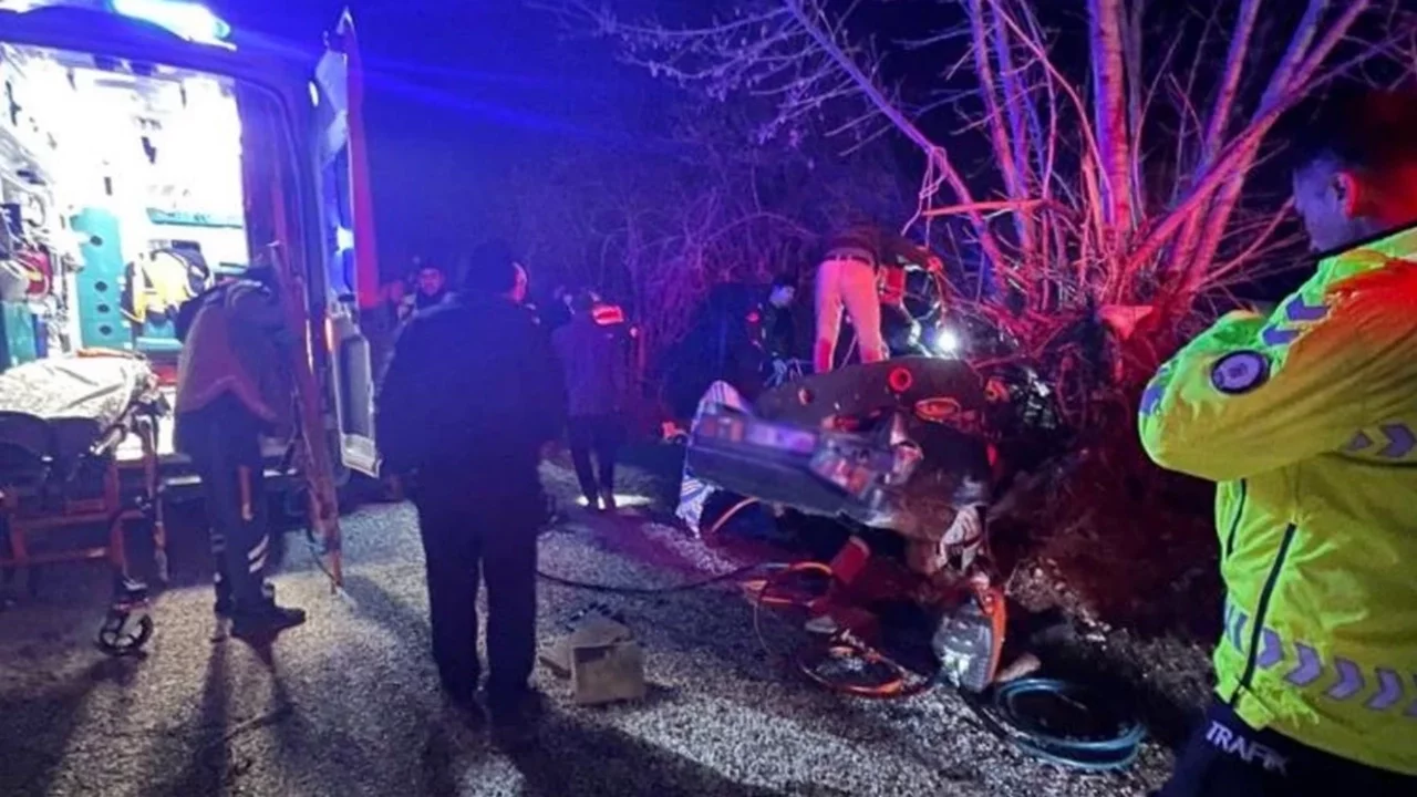 Gece yarısı korkunç kaza: 3 kişi hayatını kaybetti