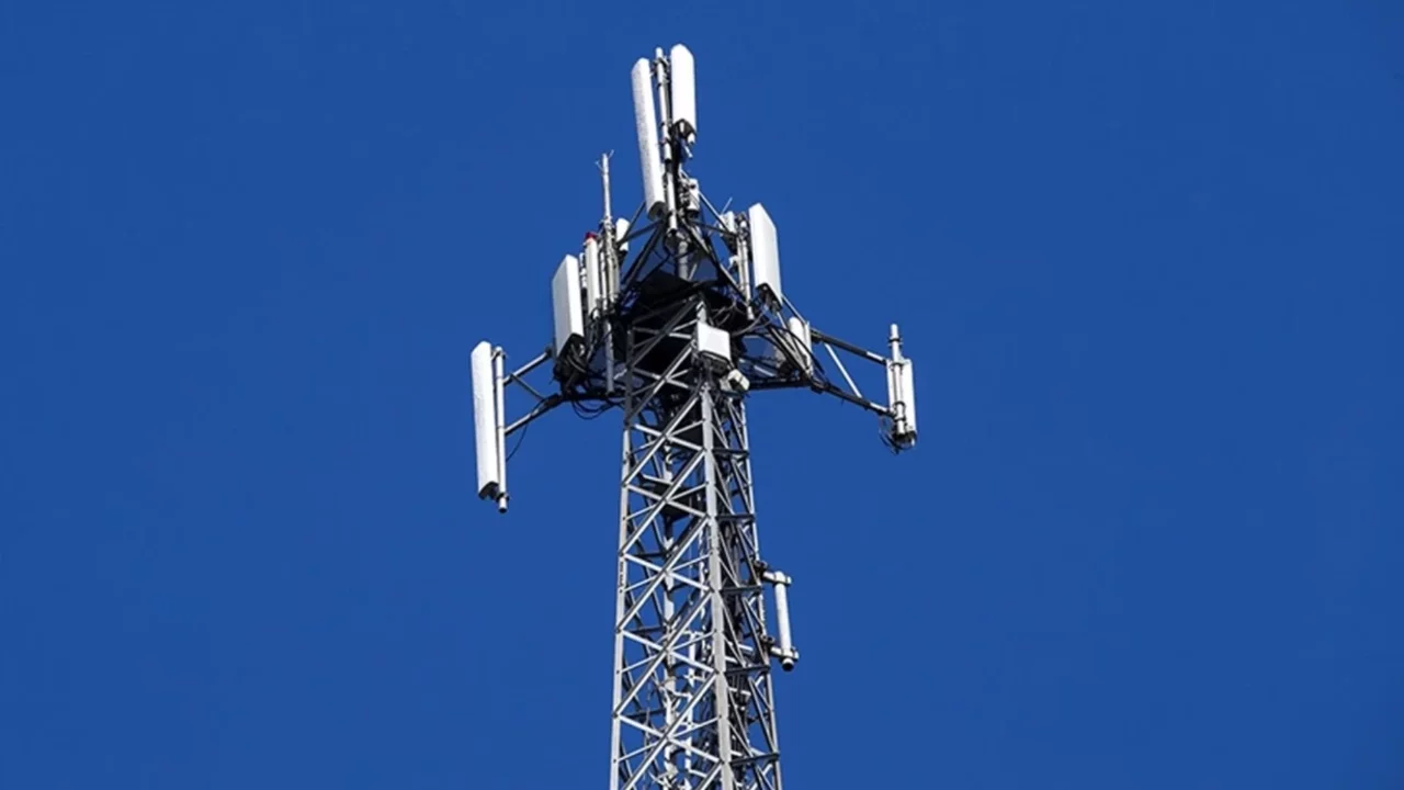 Kamu Denetçiliği Kurumu  devreye girdi, evin önündeki baz istasyonu kaldırıldı