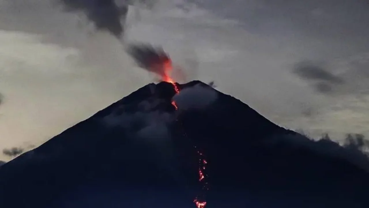 Semeru Yanardağı dört kez patladı