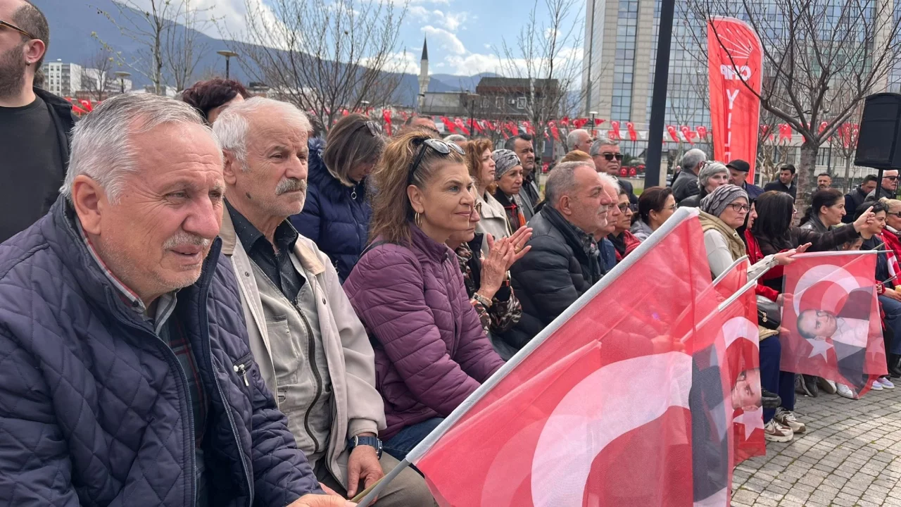 Bursa'da Başkan Bozbey'in tutuklanması Büyükşehir'in önünde protesto edildi