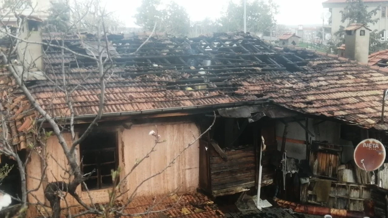 Isparta'da iki katlı ev alev alev yandı