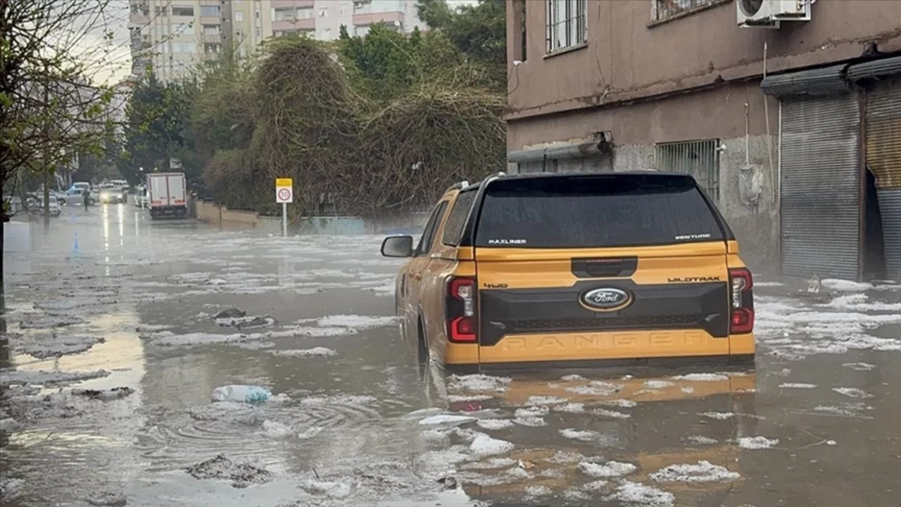 Adana'da etkili olan sağanak ve dolu hayatı olumsuz etkiledi