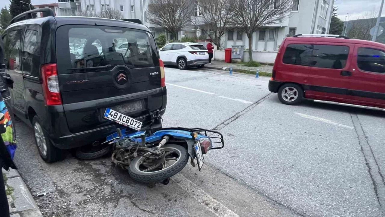 Ani manevra kazaya yol açtı: Motosiklet sürücüsü park halindeki araca çarptı