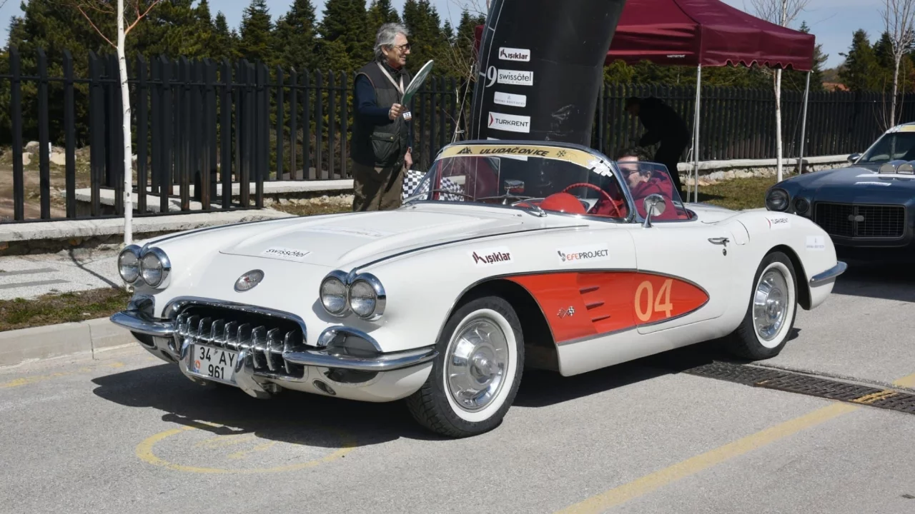 Otomobil tutkunları Uludağ'da bir araya geldi