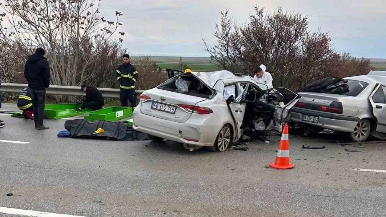 Ankara'da iki otomobil kafa kafaya çarpıştı: 4 ölü
