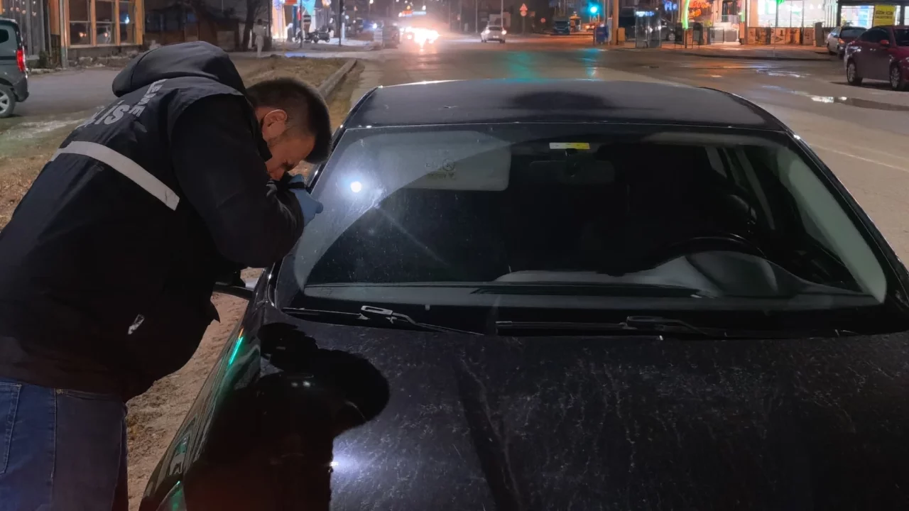 Bursa'da seyir halindeki otomobile yorgun mermi isabet etti