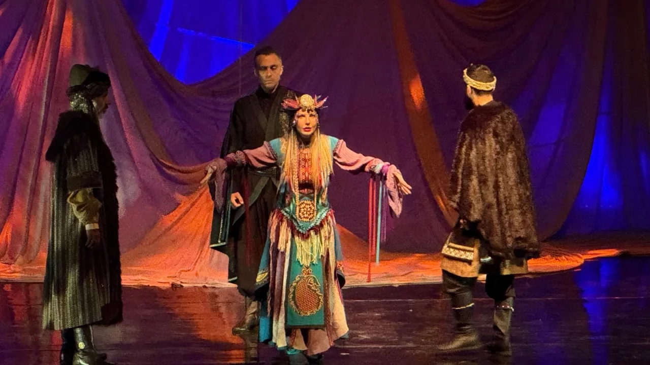 Bursa'da "Çınarın Gölgesinde" tiyatro oyunu sanatseverlerle buluştu