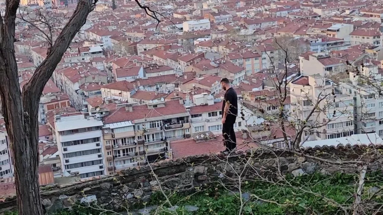 Bursa'da intihar girişimi! 4 saat ikna edilmeye çalışıldı, düştü yaralandı